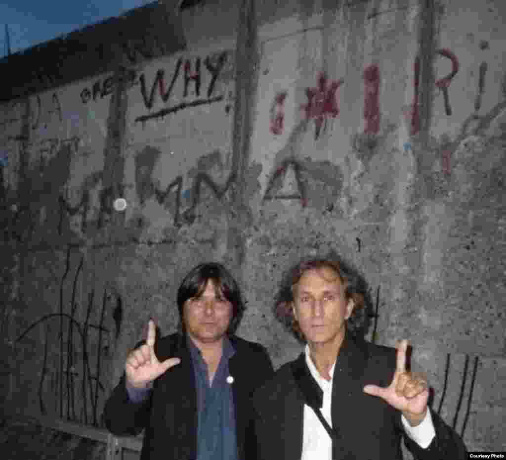 Regis Iglesias, portavoz del MCL, y Jorge Vázquez, representante del MCL en Alemania, posan junto a los restos del Muro de Berlín, en octubre de 2012.