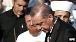 Erdogan llora durante el funeral de Erol Olcok, y de su hijo Abdullah Tayyip Olcok, muertos durante el golpe de estado.