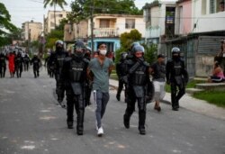 La policía antidisturbios recorre las calles luego de una manifestación contra el gobierno de Miguel Díaz-Canel en el municipio de Arroyo Naranjo, La Habana el 12 de julio de 2021.