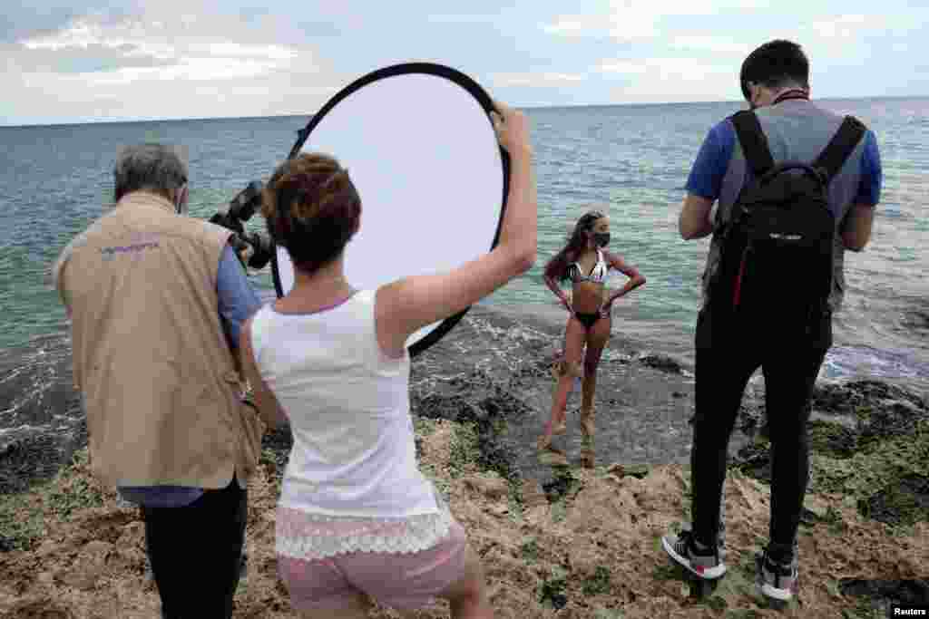 Naomi Ramos en el litoral habanero se toma una de sus fotos de quince. REUTERS/Alexandre Meneghini
