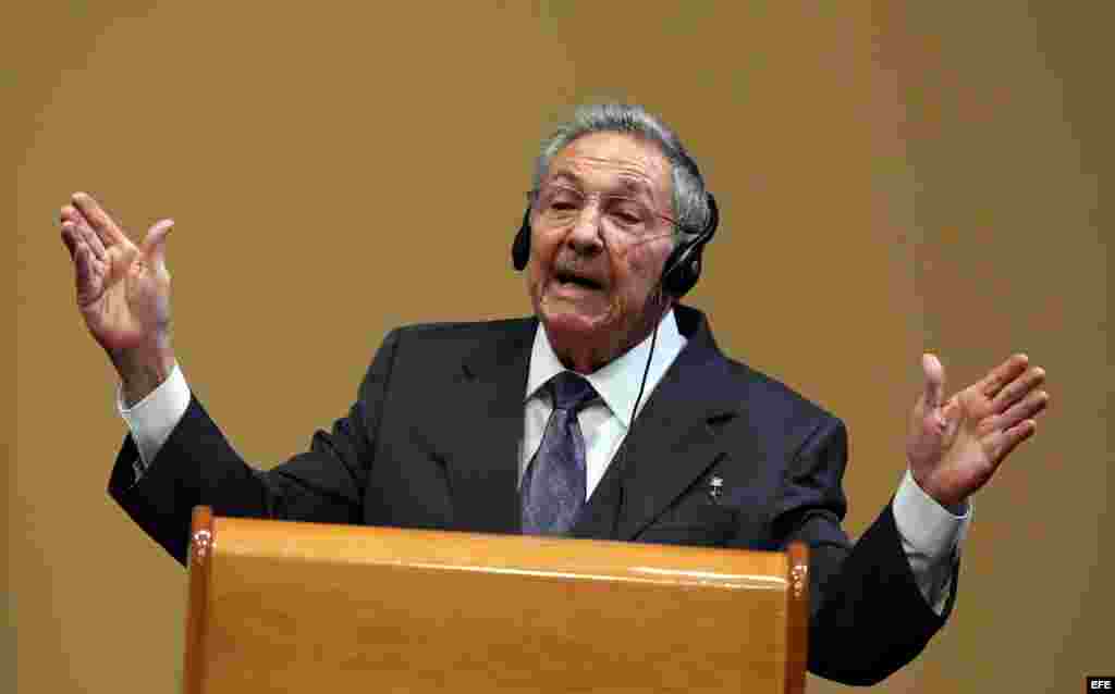Raúl Castro responde a la prensa en la conferencia de prensa con Obama.