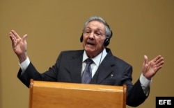 Raúl Castro responde a la prensa en la conferencia de prensa con Obama.