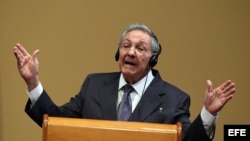 Raúl Castro responde a la prensa en la conferencia de prensa con Obama.