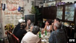 Varias personas almuerzan en el restaurante privado "Los Amigos", en La Habana (Cuba). EFE/Alejandro Ernesto