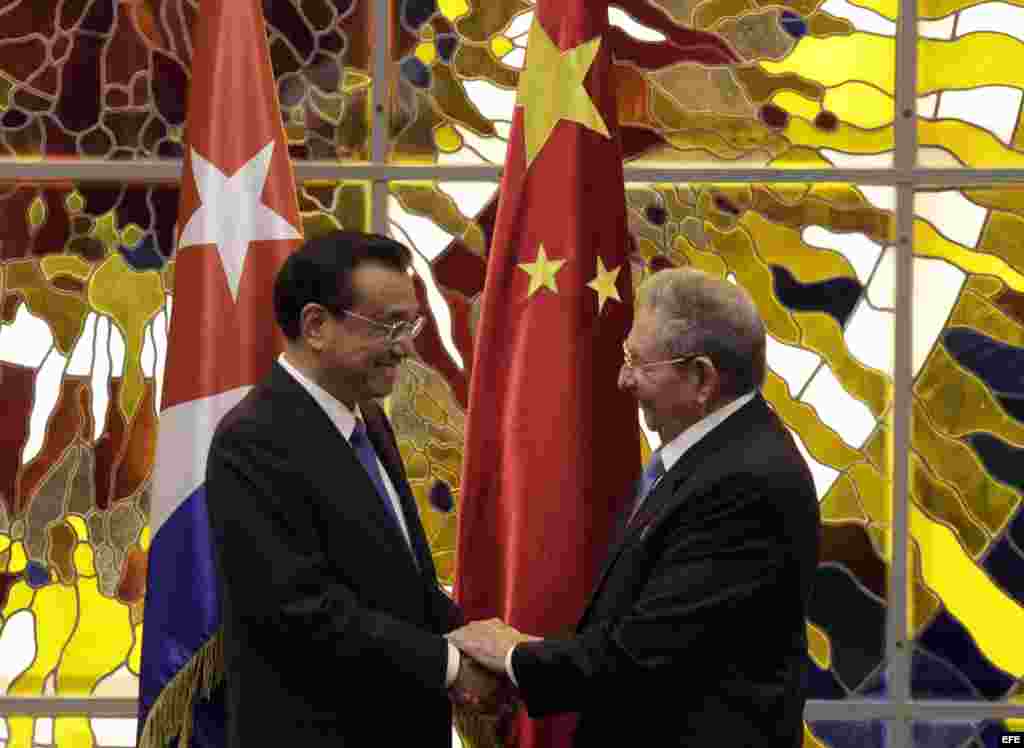 Raúl Castro y el primer ministro de China, Li Keqiang (i), participan en una ceremonia de firma de acuerdos.