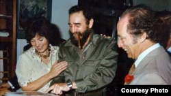 Fidel Castro y Pierre y Margaret Trudeau miran un album fotográfico durante la visita oficial a Cuba de los Trudeau en enero de 1976.