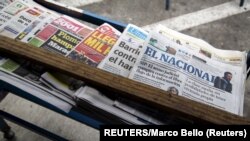 Ejemplares del diario El Nacional es visto en un kiosko de periódicos en Caracas, la capital venezolana en 2015. El rotativo fue demandado bajom un impuesto millonario por el alto funcionario del gobierno de Niolás Maduro, Dios Dado Cabello. Foto: REUTERS/Marco Bello. 