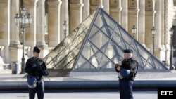 Policías custodian el museo Louvre en París.