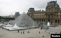 La pirámide de El Louvre.