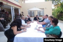 David A. Duckenfield, Secretario Adjunto de Comunicaciones del Departamento de Estado de los Estados Unidos, sostuvo un encuentro con 9 periodistas independientes cubanos en la sede de la Residencia de la excelentísima Lynn Roche Jefa de la Oficina de Pre
