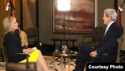 Andrea Mitchell, de NBC, entrevista al secretario de Estado John Kerry. Archivo.