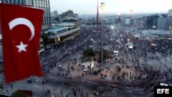 Miles de personas se concentran en la plaza Taksim en Estambul (Turquía), hoy, jueves 6 de junio de 2013. El primer ministro turco, Recep Tayyip Erdogan, declaró hoy que su gobierno no dará marcha atrás en la remodelación urbana, causa principal de las protestas