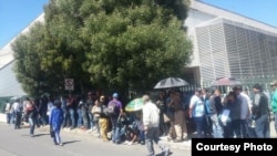 Cubanos se reúnen frente a la embajada de EEUU en Ecuador