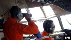 Soldados de la Fuerza Aérea indonesia sobrevuelan la isla de Bangka durante las labores de búsqueda del avión de AirAsia desaparecido.