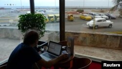 Un hombre se conecta con el wireless en el lobby de un hotel de La Habana