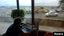 Un hombre se conecta con el wireless en el lobby de un hotel de La Habana.