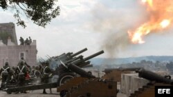 Soldados cubanos disparan salvas de artillería 