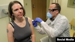 Jennifer Haller, la primera voluntaria que recibió una inyección de la vacuna experimental contra el coronavirus, en una imagen tomada de un mensaje de Associated Press en Twitter.