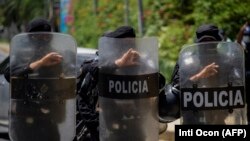 Presencia policial en Nicaragua, frente al hogar de Cristiana Chamorro, una de las candidatas arrestadas antes de las elecciones. (Inti Ocon / AFP)