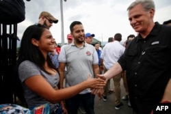 El líder de la minoría en la Cámara de Representantes de EEUU, Kevin McCarthy, saluda a una venezolana durante su visita al Puente Internacional Simón Bolívar.