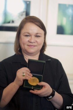 Zoé Valdés con la Gran Medalla de Vermeil de París