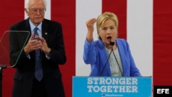  La candidata presidencial del partido demócrata Hillary Clinton (d) y el hasta ahora rival por la nominación Bernie Sanders (i) durante un acto celebrado en Portsmouth, Nuevo Hampshire, Estados Unidos hoy 12 de julio de 2016. El senador estadounidense Be