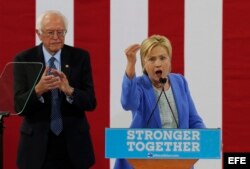 La candidata presidencial del partido demócrata Hillary Clinton y su exrival por la nominación Bernie Sanders.
