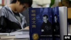 Libro del disidente chino Liu Xiaobo. Foto de archivo 