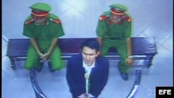 Foto de archivo durante el juicio a bloguero vietnamita en el 2009