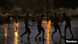 ¿El fútbol desplaza al béisbol? la respuesta está en las calles cubanas 