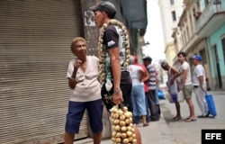 - Una mujer habla con un joven que vende ajos y cebollas en la calle hoy, viernes 15 de abril de 2016, en La Habana (Cuba), un día antes del inicio del VII Congreso del Partido Comunista de Cuba (PCC)