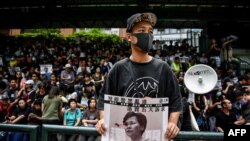 Un manifestante despliega una imagen de la gobernadora Carrie Lam durante una protesta en Hong Kong el 31 de agosto (Foto: Lillian Suwanrumpha/AFP).
