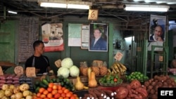 Mercado agrario con carteles con las imágenes de Fidel y Raúl Castro.