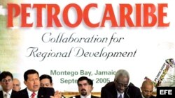 Fotografía de archivo del presidente venezolano, Hugo Chávez (izda), acompañado por el primer ministro de Jamaica, Percival James Patterson (dcha), durante la cumbre de Petrocaribe celebrada el 6 de septiembre de 2005, en Montego Bay (Jamaica). EFE