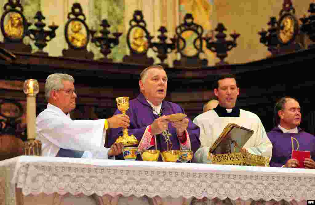 El arzobispo de Miami, Thomas Wenski, oficia una misa en la Catedral de La Habana, Cuba, el martes 27 de marzo de 2012. 