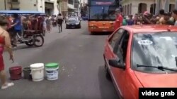 Protesta en La Habana Vieja por falta de agua. 