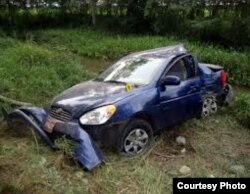 Así quedó el Hyundai Accent guiado por Carromero tras derrapar y chocar contra un árbol. La familia de Payá afirma que mensajes enviados antes del accidente mencionaban a un auto que les venía persiguiendo.