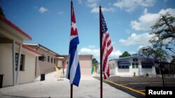 Banderas de Cuba y EEUU en el Museo Ernest Hemingway.