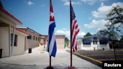 Banderas de Cuba y EEUU en el Museo Ernest Hemingway, en La Habana. 