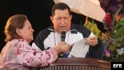 El presidente venezolano Hugo Chávez (d) durante una misa en la ciudad de Barinas (Venezuela), el miércoles pasado. EFE/Francisco Batista PALACIO DE MIRAFLORES