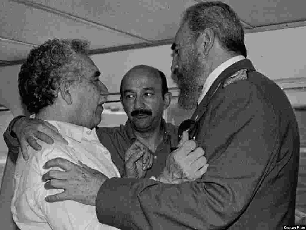 Gabriel García Márquez (i), el fugitivo ex presidente de México Carlos Salinas de Gortari (c) y Fidel Castro en el yate de éste. (Luis Domínguez)