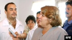 La hija de Ernesto Guevara, Aleida Guevara, conversa con médicos cubanos en un consultorio de un barrio de Caracas. Archivo.