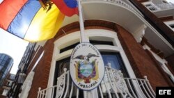 La bandera de Ecuador ondea en la embajada de Ecuador en Londres, Inglaterra, hoy, martes, 14 de agosto de 2012. EFE/Facundo Arrizabalaga