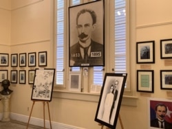 Fotos de José Martí en una de las salas del Instituto San Carlos.
