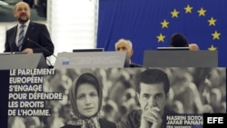 El presidente del Parlamento Europeo, Martin Schulz (izq), ofrece un discurso sobre una imagen de los opositores iraníes Nasrin Sotoudeh y Jafar Panahi, ganadores del premio Sájarov a la Libertad de Conciencia 2012. 