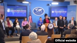 La doctora cubana Tatiana Carballo ofrece su testimonio en conferencia de prensa en el Departamento de Estado de EEUU. 