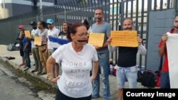 Refugiados cubanos en Trinidad y Tobago protestan frente a la sede de la ACNUR.
