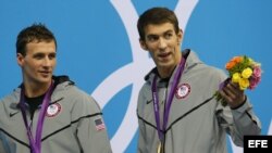 El estadounidense Ryan Lochte a la izquierda gana plata, y su compatriota Michael Phelps, oro, tras la prueba de 200 metros estilos individual, el jueves 2 de agosto de 2012. 
