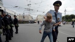 Policía ruso arresta a adolescente en protesta por aumento edad de pensiones. 