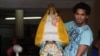 Luis Manuel Otero Alcántara sostiene una estatuilla de la Virgen de la Caridad del Cobre, Patrona de Cuba. (Foto: CubaNet)